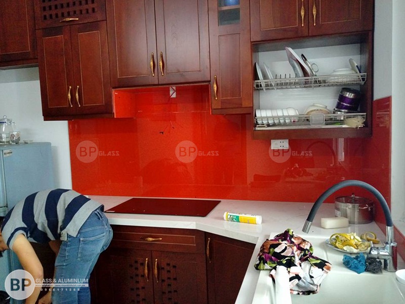 Kính bếp màu đỏ căn 10.06 HH01C tại KĐT Thanh Hà 1